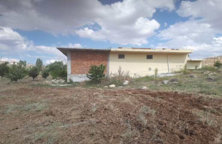 KORKUTELİ NEBİLER KÖY İÇİNDE ÜZERİNDE EV OLAN SATILIK TARLA