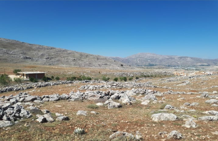 KORKUTELİ NEBİLER KÖY İÇİNDE ÜZERİNDE EV OLAN SATILIK TARLA