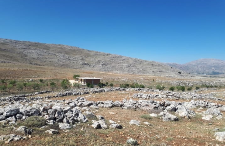 KORKUTELİ NEBİLER KÖY İÇİNDE ÜZERİNDE EV OLAN SATILIK TARLA