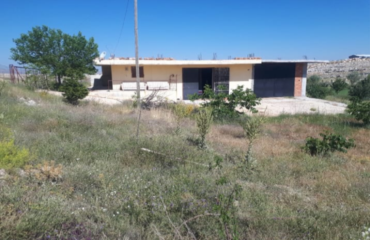 KORKUTELİ NEBİLER KÖY İÇİNDE ÜZERİNDE EV OLAN SATILIK TARLA