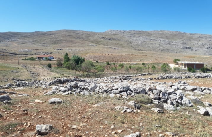 KORKUTELİ NEBİLER KÖY İÇİNDE ÜZERİNDE EV OLAN SATILIK TARLA