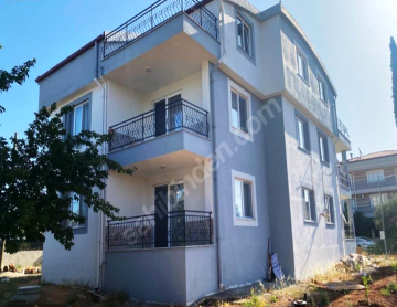 YALINLI'da 3 KATLI SATILIK BİNA
