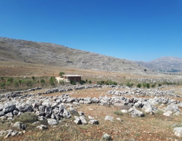 KORKUTELİ NEBİLER KÖY İÇİNDE ÜZERİNDE EV OLAN SATILIK TARLA