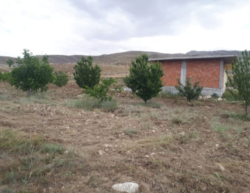 KORKUTELİ NEBİLER KÖY İÇİNDE ÜZERİNDE EV OLAN SATILIK TARLA