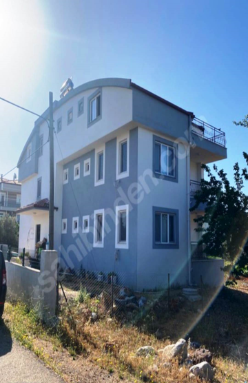 YALINLI'da 3 KATLI SATILIK BİNA