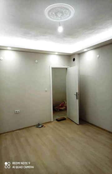 YALINLI'da 3 KATLI SATILIK BİNA