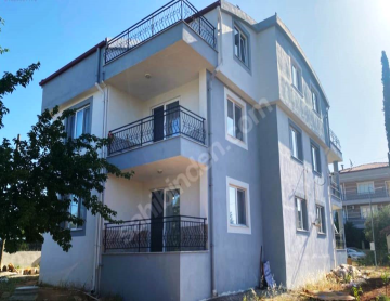 YALINLI'da 3 KATLI SATILIK BİNA